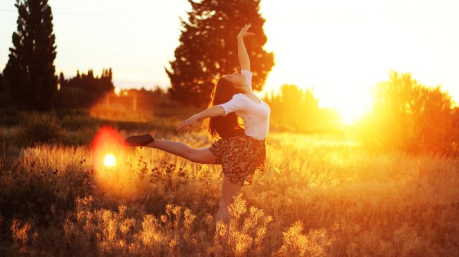 girl-dancing-in-the-sunlight